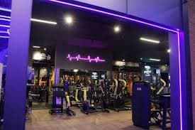 Visão interna da academia Yellow Fit